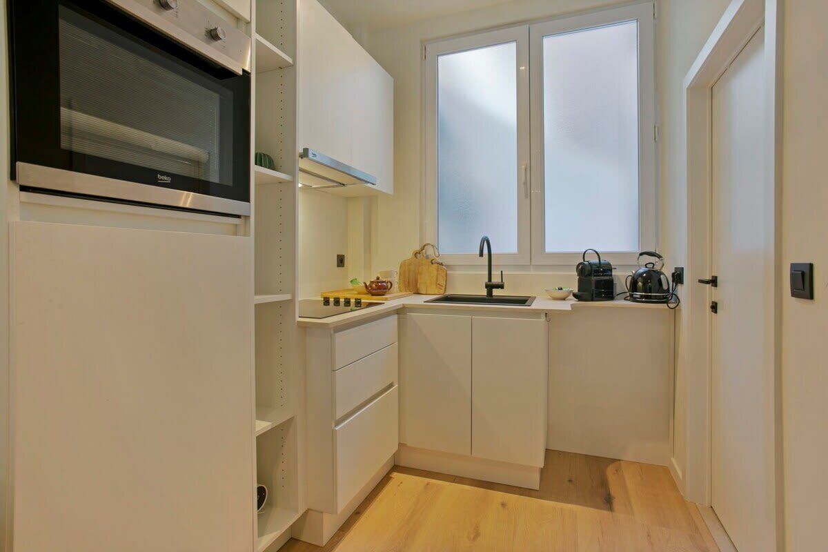 Een koelkast, een oven, een koffiezetapparaat/waterkoker, een waterkoker