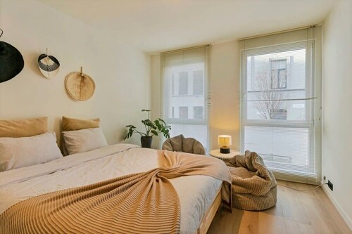 One-BR Getaway in Antwerp + free parking
