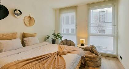One-BR Getaway in Antwerp + free parking