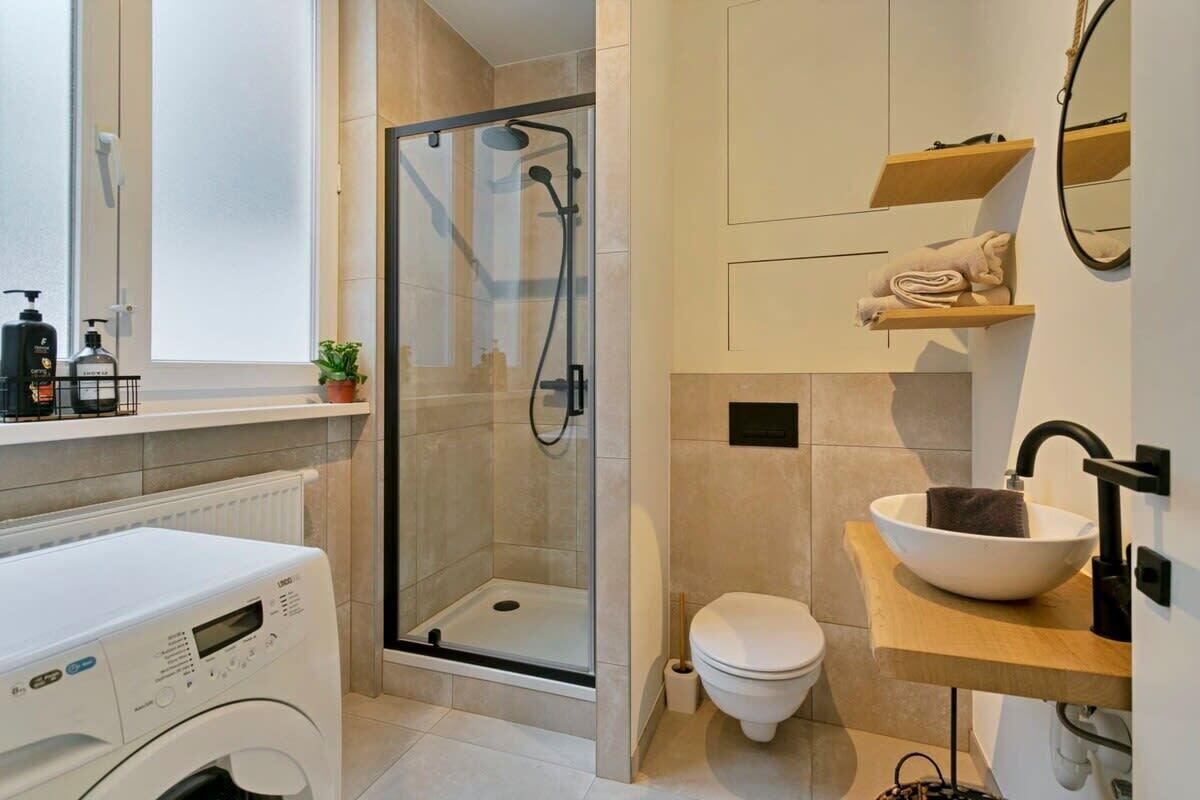 Een douche, een haardroger, handdoeken, shampoo