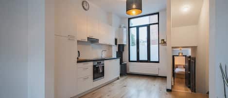 Frigorifero, forno, piano cottura, lavastoviglie