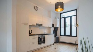 Coffee/tea maker, fridge, oven, stovetop - Cozy 1-BR Antwerp Gem + Free parking (Antwerpen)