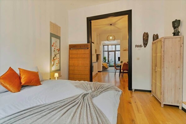 2 bedrooms, travel cot, WiFi, bed sheets