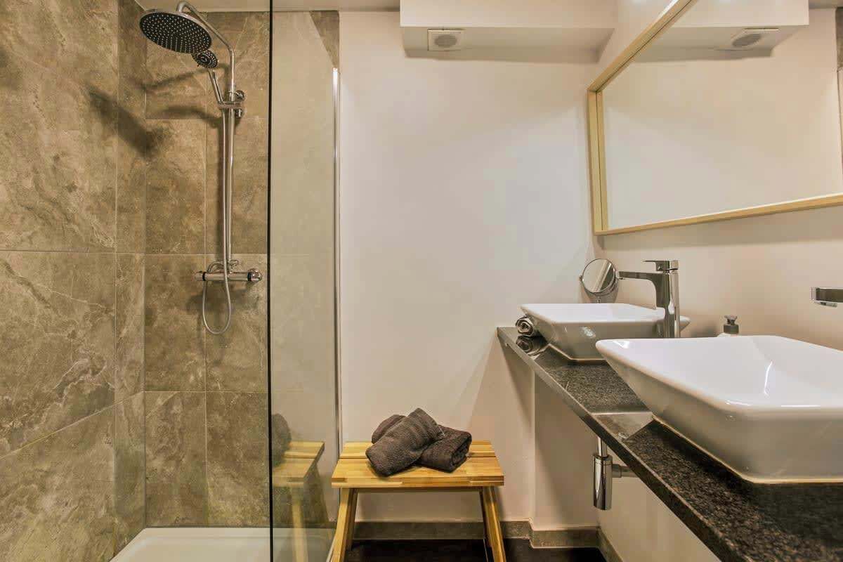 Een douche, een haardroger, handdoeken, shampoo