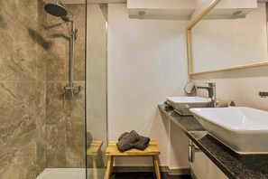 Shower, hair dryer, towels, shampoo