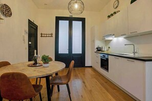Frigorifero, forno, piano cottura, lavastoviglie