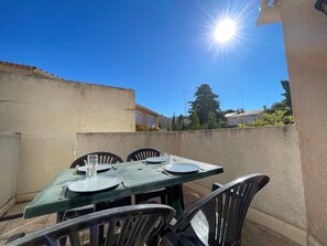 Outdoor dining - Cozy Apartment with Parking, 500m from Beach, Terrace, Pet-Friendly (Sète)