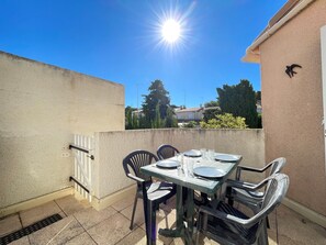 Outdoor dining - Cozy Apartment with Parking, 500m from Beach, Terrace, Pet-Friendly (Sète)