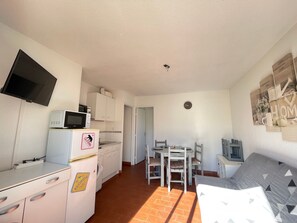TV - Cozy Apartment with Parking, 500m from Beach, Terrace, Pet-Friendly (Sète)
