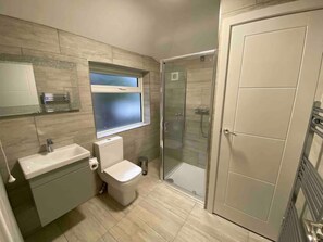 Dusche, Haartrockner, Handtücher, Seife