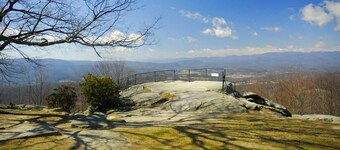 Cozy 3BR Hideaway Near Apple Orchards | Free Tix