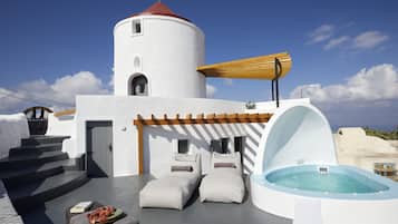 Suite – grand, 2 soverom, massasjebadekar, delvis sjøutsikt | Minibar, safe på rommet, individuelt dekorert og individuelt innredet