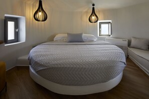 Suíte superluxo, banheira de hidromassagem, vista parcial para o mar | Frigobar, cofres nos quartos, individualmente decorados