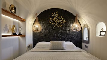 Suite Grand, 2 habitaciones, hidromasaje, vista parcial al mar | 1 habitación, minibar y caja de seguridad en la habitación