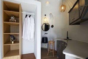 Suite Mewah, 1 kamar tidur, jet tub, pemandangan laut | Minibar, brankas, dan didekorasi berbeda-beda