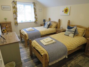 2 bedrooms, WiFi, bed sheets - The Feed Room a Beautiful 2 Bed Mews Cottage Just 1 Mile From The Sea (Bridlington)