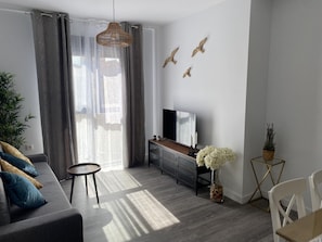 TV - Downtown Málaga Apt: 1BR, WiFi, Smart TV, Near Museums & Parking Available (Málaga)