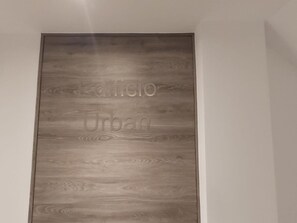 Una pared con la inscripción en relieve “Efficio Urban” con textura similar a la madera.