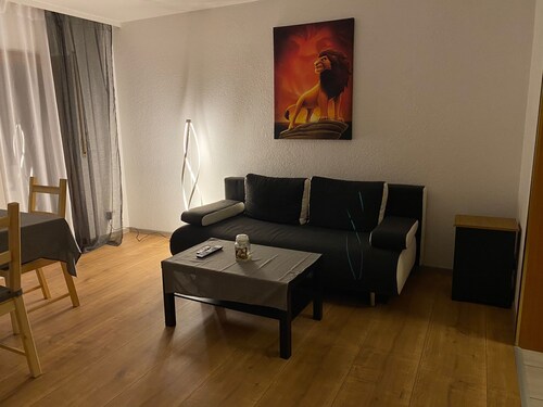 Schöne Wohnung mit Wohnzimmer und Esstisch