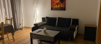 Schöne Wohnung mit Wohnzimmer und Esstisch