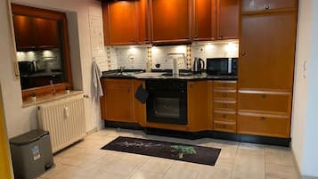Fridge, oven, stovetop, electric kettle