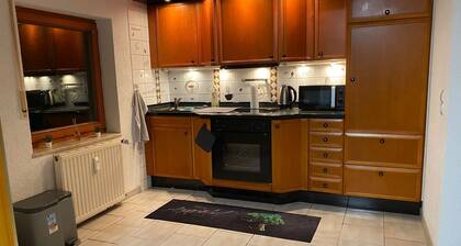 Schöne Wohnung mit Wohnzimmer und Esstisch