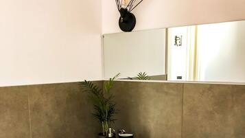 Doccia, asciugacapelli, bidet, asciugamani