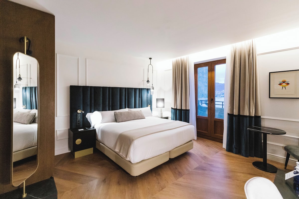Habitación Deluxe (Marina) | Ropa de cama de alta calidad y minibar
