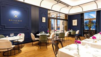 Desayuno buffet diario (EUR 38 por persona)