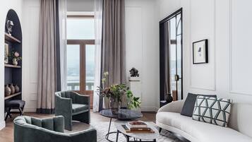 Suite (Arriluce) | Área de sala de estar | Televisión de pantalla plana de 100 pulgadas con canales digitales