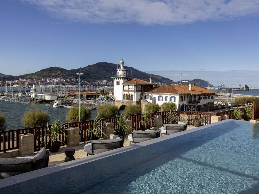Una piscina al aire libre de temporada