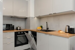 Fridge, microwave, oven, stovetop