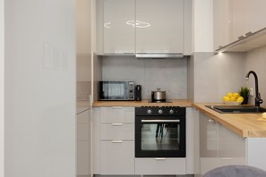 Fridge, microwave, oven, stovetop - Kolejowa 43 | Elegant flat | Parking (Warszawa)