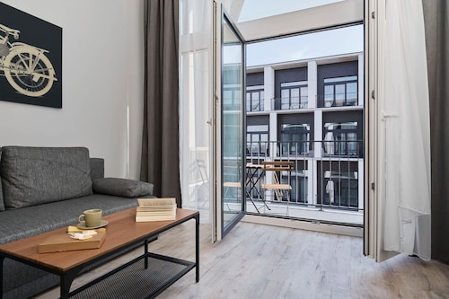 Sunny Studio | Air Conditioning, Parking, Close to Airport