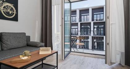 Sunny Studio | Air Conditioning, Parking, Close to Airport