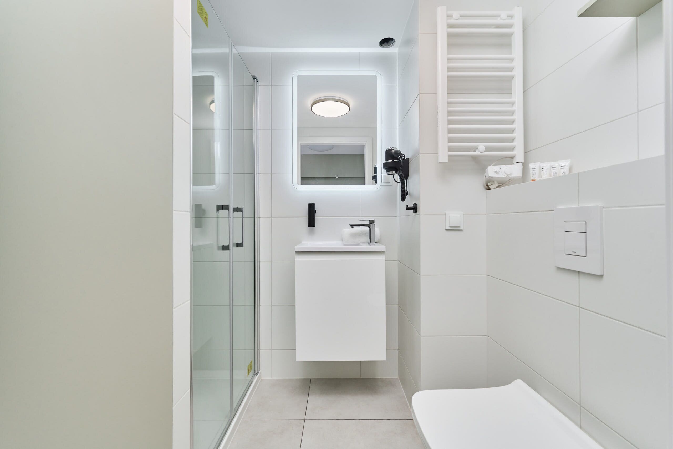 Shower, hair dryer, towels, shampoo