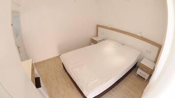 Appartement Ville | Salle de bain | Douche, sèche-cheveux, serviettes fournies, savon