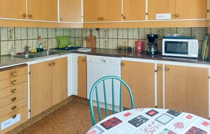 Jääkaappi, liesi, astianpesukone, kahvin-/teenkeitin