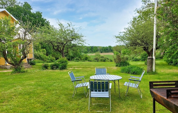 Outdoor dining - Lovely home in Fridlevstad with WiFi (Fridlevstad)