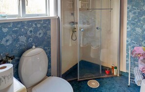 Shower - Lovely home in Fridlevstad with WiFi (Fridlevstad)