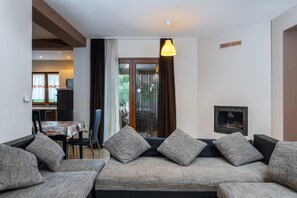 Una televisión, una chimenea, un futbolín