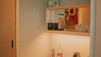 Rom – deluxe | Safe på rommet, skrivebord og skrivebord for bærbar PC