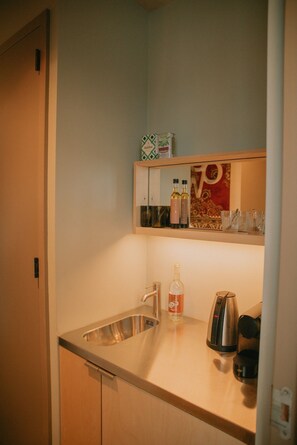 Habitación Deluxe | Caja de seguridad en la habitación y escritorio 