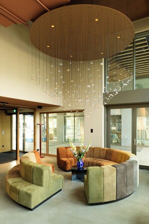 Siddeområde i lobbyen