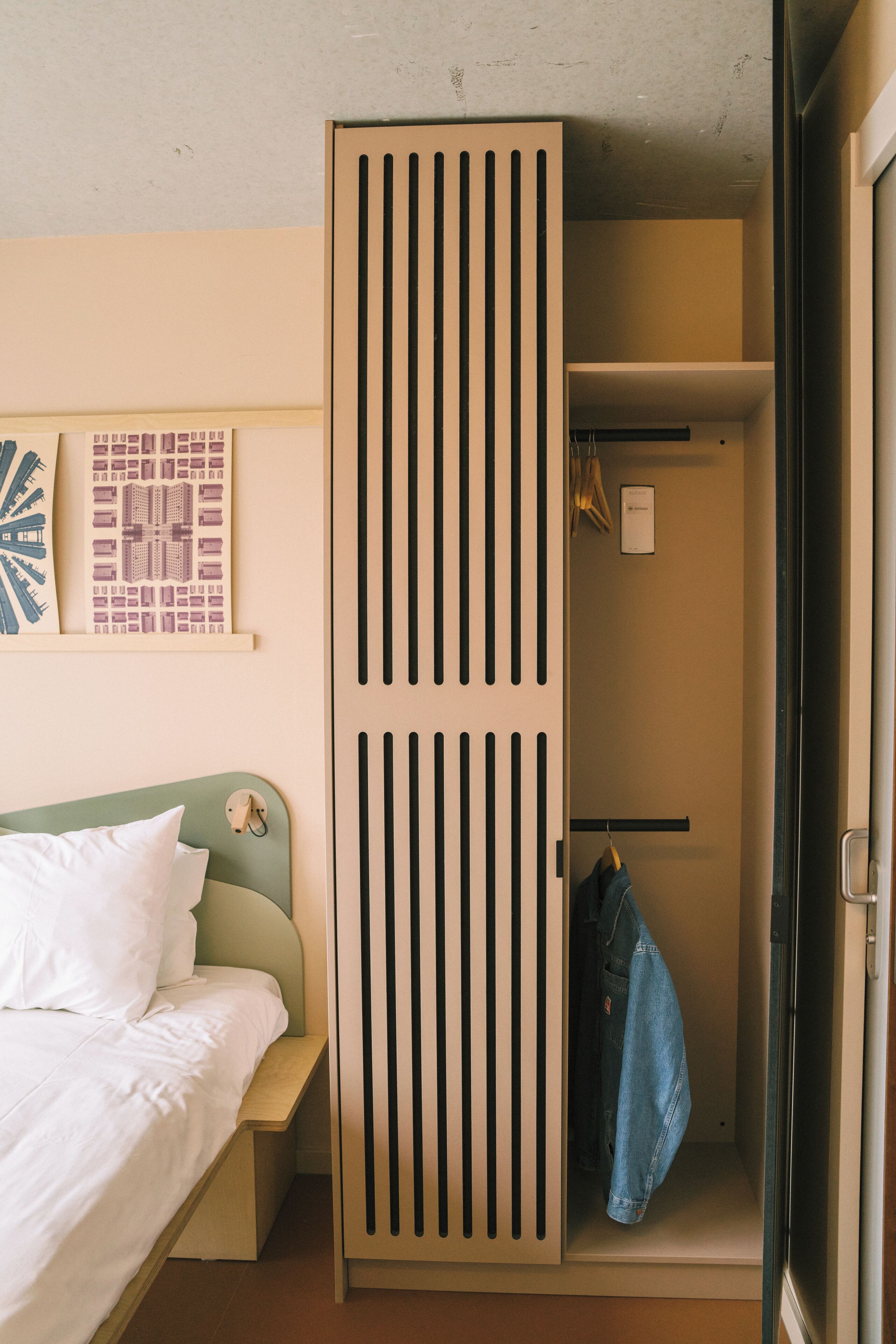 Deluxe kamer | Een kluis op de kamer, een bureau, een laptopwerkplek