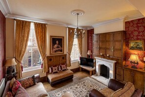 TV, fireplace - Crookback House (York)