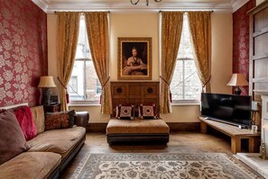 TV, fireplace - Crookback House (York)
