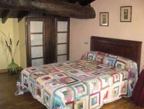 6 bedrooms, desk, iron/ironing board, travel cot