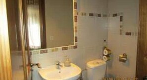 Een douche, een haardroger, handdoeken, zeep