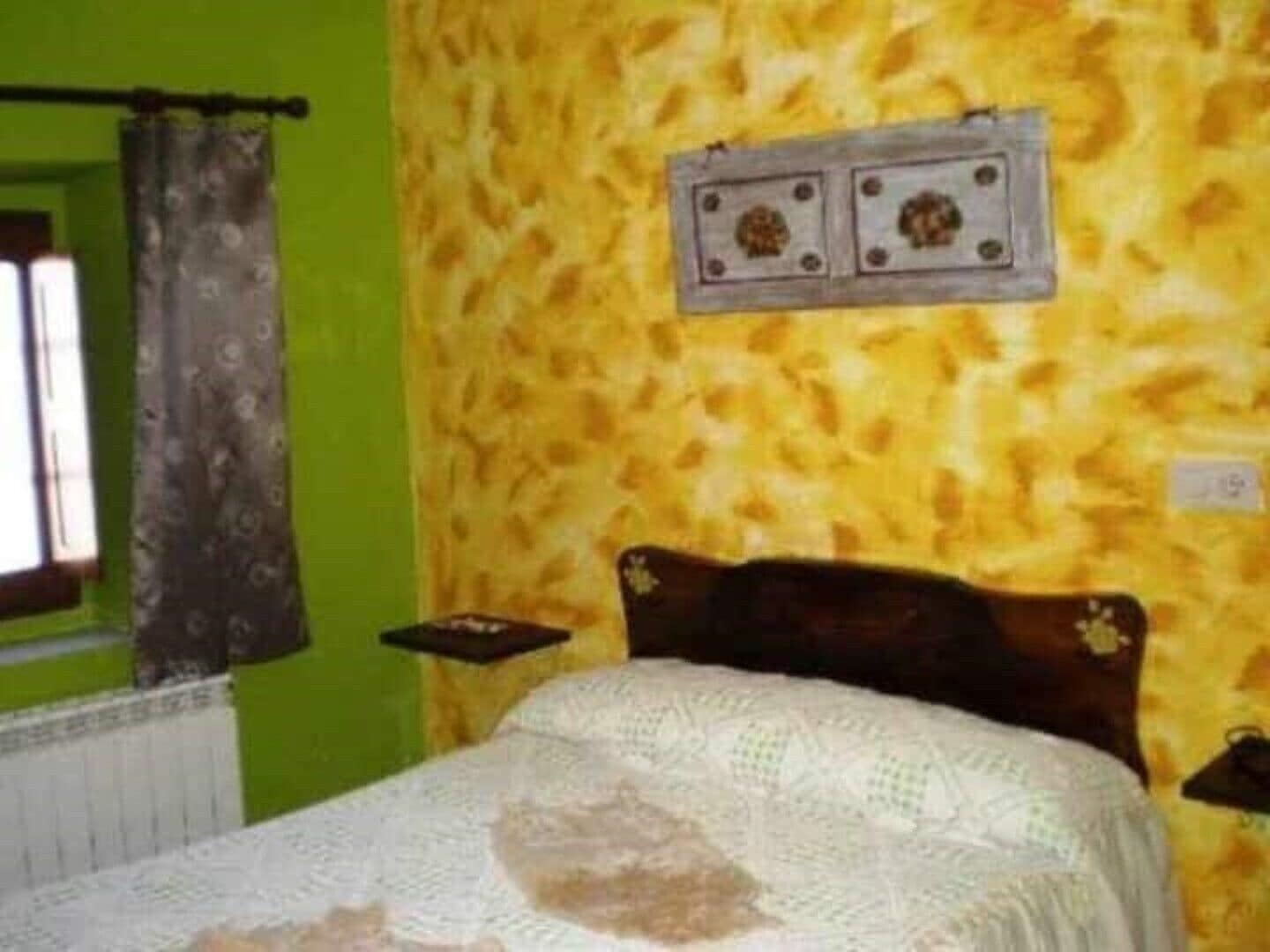 6 slaapkamers, een bureau, een strijkplank/strijkijzer, reisbedje